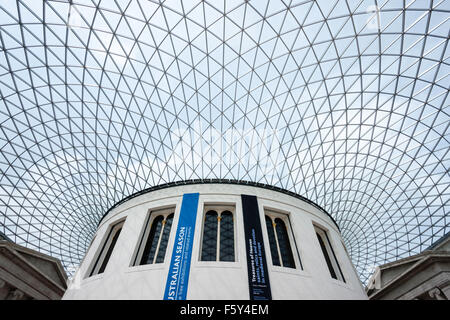 La Queen Elizabeth II grande cortile coperto quadrangolo centrale del British Museum. Inizio del turno di sala lettura con quadro di vetro del tetto. Foto Stock