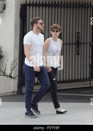 I fantastici quattro 2 stelle di Kate Mara e il fidanzato Jamie Bell afferra un veloce spuntino al timbro cibi corretti in Los Feliz dopo una notte di festa al Emmy. Dotato di: Kate Mara, Jamie Bell dove: Los Angeles, California, Stati Uniti quando: 21 Set 2015 Foto Stock