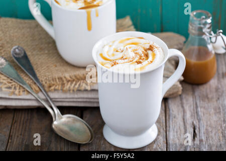 Caramello calda bevanda al caffè con panna montata Foto Stock
