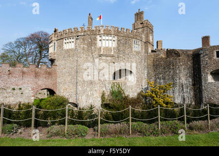 Inghilterra, Kent, Walmer Castello Tudor. Tenere principale visto da giardini che circondano il fossato asciutto. Blue sky overhead. La primavera. Foto Stock