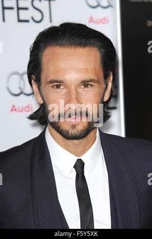 Los Angeles, CA, Stati Uniti d'America. 9 Nov, 2015. Rodrigo Santoro presso gli arrivi per il 33 Premiere in corrispondenza di AFI Fest, Cinese TCL 6 teatri (in precedenza Grauman's), Los Angeles, CA, 9 novembre 2015. Credito: Elizabeth Goodenough/Everett raccolta/Alamy Live News Foto Stock