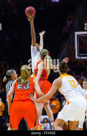 9 Novembre 2015: Tennessee Lady Centro Volontari Mercedes Russell #21 prende la punta di apertura durante la manifestazione di pallacanestro del NCAA di gioco tra la University of Tennessee Lady volontari e la signora Carson-Newman aquile a Thompson Boling Arena a Knoxville TN Tim Gangloff/CSM Foto Stock