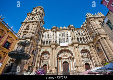 Portale principale della Cattedrale di Malaga con la 84 metro North Tower e l'incompiuta torre sud Foto Stock