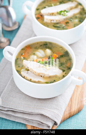 Gnocchi di pollo zuppa di verdura in piccole ciotole Foto Stock