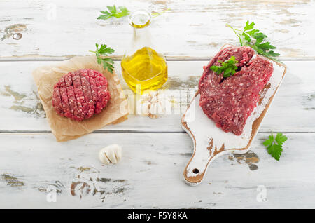 Materie polpette di carne macinata e carni macinate. Vista superiore Foto Stock