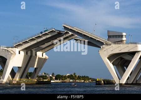 Una piccola barca va sotto la 17th Street ponte mobile in Fort Lauderdale come teste a sud sulla Intracoastal verso Dania. Foto Stock