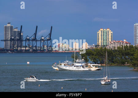 Questa vista della Baia di Biscayne dal Rickenbacker Causeway mostra diverse imbarcazioni nella Baia di Biscayne appena ad ovest di Virginia Key. Foto Stock