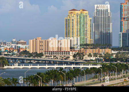 Vista della spiaggia del sud dal porto di Miami con le diverse strade e ponti in primo piano. Foto Stock