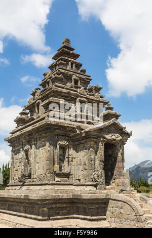 Arjuna tempio in Dieng Plateau Wonosobo vicino al centro di Giava, in Indonesia. Questi templi indù sono noti come essendo tra l'ol Foto Stock