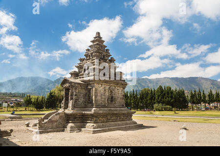 Arjuna tempio in Dieng Plateau Wonosobo vicino al centro di Giava, in Indonesia. Questi templi indù sono noti come essendo tra l'ol Foto Stock