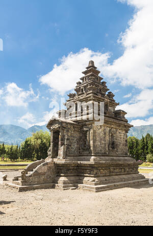 Arjuna tempio in Dieng Plateau Wonosobo vicino al centro di Giava, in Indonesia. Questi templi indù sono noti come essendo tra l'ol Foto Stock