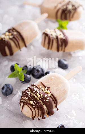 Banana e burro di arachidi popsicles con cioccolato fuso Foto Stock