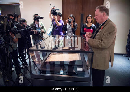 Hong Kong, Cina. Decimo Nov, 2015. Hereford Cathedal il Cancelliere Canon Chris Pullin risponde alle domande dei media.Magna Carta 800 Global tour arriva a Hong Kong. Cattedrale di Hereford presentano questo 1217copia dell'annuncio della Magna Carta in un tour che prende in 9 paesi tra cui Hong Kong Credit: Jayne Russell/Alamy Live News Foto Stock