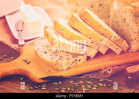 Fresca pasta madre artigianale seminate il pane sulla tavola. Foto Stock
