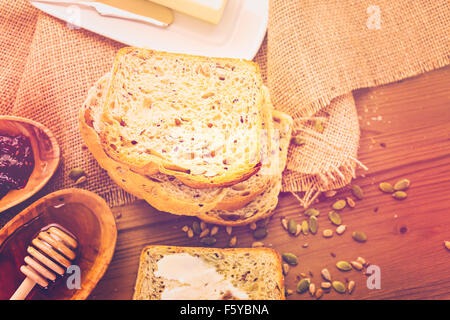 Fresca pasta madre artigianale seminate il pane sulla tavola. Foto Stock