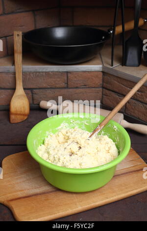 Rendendo Cottage Cheese pancakes. L'impasto in un recipiente. Foto Stock