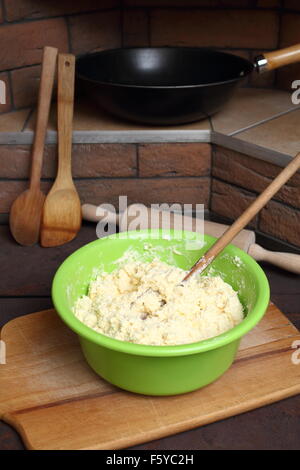 Rendendo Cottage Cheese pancakes. L'impasto in un recipiente. Foto Stock