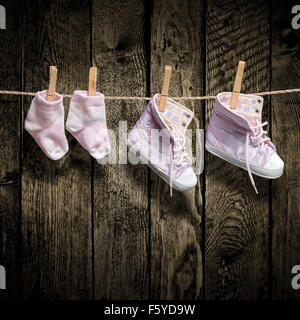 Bambina scarpe e calze sulla stendibiancheria Foto Stock