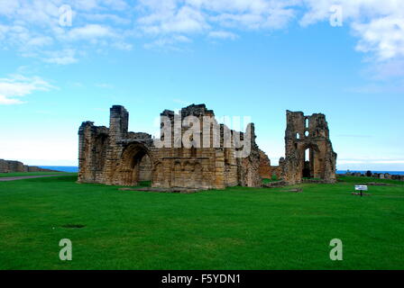 Castello di Tynemouth e Priory, nei pressi di Newcastle, si affaccia sul Mare del Nord e il fiume Tyne sulla costa del Nord Est Inghilterra Foto Stock