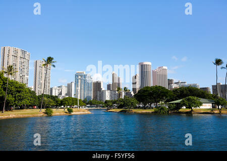 Honolulu, Hawaii. 6 Nov, 2015. Ampio angolo di vista di Waikiki edifici ad alta vista dall'Ala Moana Beach Park, Oahu, Hawaii. Foto Stock