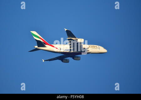 Emirati Arabi Uniti Airbus A380-861 A6-EDI avvicinando l'Aeroporto Heathrow di Londra, Regno Unito Foto Stock