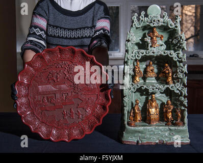 Gli oggetti in primo piano : -scolpito laccato rosso sul nucleo di legno caratteristiche 1403-24 scene della casa imperiale 35 cm di diametro. - One p Foto Stock