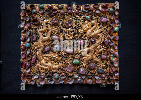 Gli oggetti in primo piano : -scolpito laccato rosso sul nucleo di legno caratteristiche 1403-24 scene della casa imperiale 35 cm di diametro. - One p Foto Stock