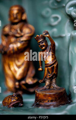 Gli oggetti in primo piano : -scolpito laccato rosso sul nucleo di legno caratteristiche 1403-24 scene della casa imperiale 35 cm di diametro. - One p Foto Stock