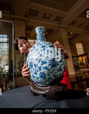 Yu-Ping Luk Curatore del progetto e Ming pallone in porcellana dipinta con underglaze decorazione blu Foto Stock