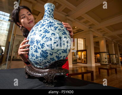 Yu-Ping Luk Curatore del progetto e Ming pallone in porcellana dipinta con underglaze decorazione blu Foto Stock