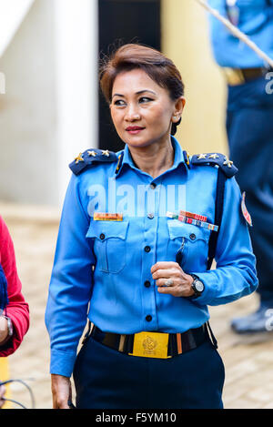 Centrale di Polizia Dog Training School (CPDTS) a Maharajgunj a Kathmandu, Nepal - Novembre 10, 2015: una di alta classifica Lady funzionario di polizia durante Kukur Tihar è. Credito: Dutourdumonde/Alamy Live News Foto Stock