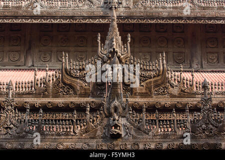 Incisioni sulla parte superiore di Shwenandaw Kyaung Tempio o Golden Palace Monastero a Mandalay, Myanmar Foto Stock