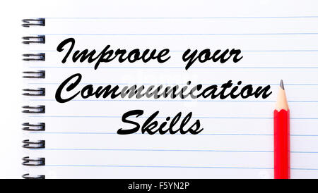Migliorare le vostre abilità di comunicazione scritta sulla pagina del notebook, matita rossa sulla destra. Motivazionali di Concetto di immagine Foto Stock