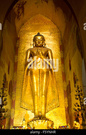 Immagine del Buddha all'interno del tempio di Ananda, Bagan, Myanmar. Foto Stock