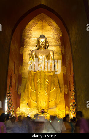 Immagine del Buddha all'interno del tempio di Ananda, Bagan, Myanmar. Foto Stock