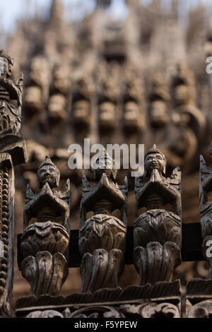 Incisioni sulla parte superiore di Shwenandaw Kyaung Tempio o Golden Palace Monastero a Mandalay, Myanmar Foto Stock