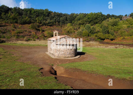 Il cratere del vulcano di Santa Margarida con il suo eremo in Garrotxa, Girona, Catalogna. Foto Stock