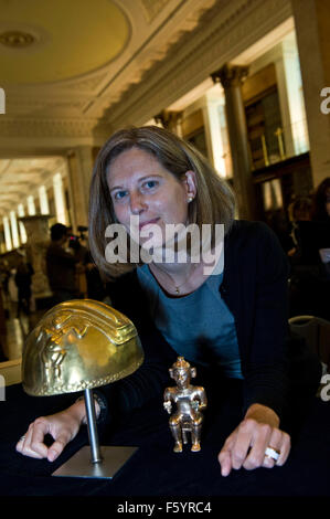 Elisenda Vila Llonch curatore presso BM specializzata in arte pre-colombiana e architettura e ha contribuito a organizzare la mostra al di là di El Dorado: potenza e oro antico Colombia autunno mostra presso il Museo Britannico sponsorizzato da Banca Julius Baer. Ulteriore supporto fornito da American Airlines. Oro lega [] è stato utilizzato per la moda di alcuni dei più drammatici visivamente e tecnicamente sofisticati opere d'arte trovati ovunque nelle Americhe prima di contatto europeo. Questa mostra presenterà fino a 250 spettacolari capolavori preso in prestito dal rinomato museo d'oro a Bogotà, in Colombia, come pure gli oggetti dra Foto Stock