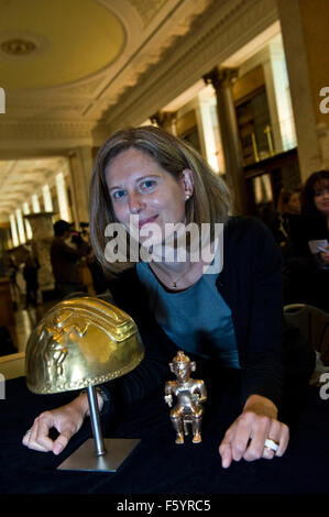 Elisenda Vila Llonch curatore presso BM specializzata in arte pre-colombiana e architettura e ha contribuito a organizzare la mostra al di là di El Dorado: potenza e oro antico Colombia autunno mostra presso il Museo Britannico sponsorizzato da Banca Julius Baer. Ulteriore supporto fornito da American Airlines. Oro lega [] è stato utilizzato per la moda di alcuni dei più drammatici visivamente e tecnicamente sofisticati opere d'arte trovati ovunque nelle Americhe prima di contatto europeo. Questa mostra presenterà fino a 250 spettacolari capolavori preso in prestito dal rinomato museo d'oro a Bogotà, in Colombia, come pure gli oggetti dra Foto Stock