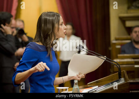 Barcellona, in Catalogna, Spagna. Decimo Nov, 2015. Ciudadanos leader e pro-unionista Ines Arrimadas indirizzi parlamentari durante la discussione sull'investitura a Barcellona il 10 novembre, 2015. Catalogna il parlamento regionale di lunedì ha approvato un piano per l'indipendenza dalla Spagna, l' adozione di una risoluzione che dicono che potrebbe consentire la regione autonoma di separarsi dal 2017. © Jordi Boixareu/ZUMA filo/Alamy Live News Foto Stock