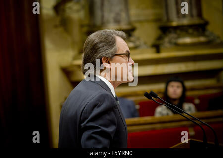 Barcellona, in Catalogna, Spagna. Decimo Nov, 2015. Catalonia il governo regionale Presidente Artur Mas indirizzi parlamentari durante la discussione sull'investitura a Barcellona il 10 novembre, 2015. Catalogna il parlamento regionale di lunedì ha approvato un piano per l'indipendenza dalla Spagna, l' adozione di una risoluzione che dicono che potrebbe consentire la regione autonoma di separarsi dal 2017. © Jordi Boixareu/ZUMA filo/Alamy Live News Foto Stock