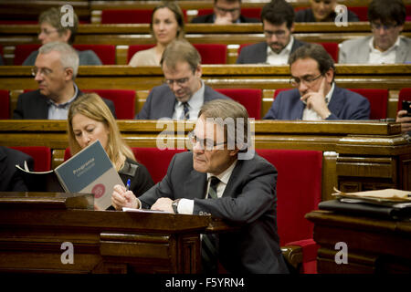 Barcellona, in Catalogna, Spagna. Decimo Nov, 2015. Catalonia il governo regionale Presidente Artur Mas è visto in catalano il parlamento durante la discussione sull'investitura a Barcellona il 10 novembre, 2015. Catalogna il parlamento regionale di lunedì ha approvato un piano per l'indipendenza dalla Spagna, l' adozione di una risoluzione che dicono che potrebbe consentire la regione autonoma di separarsi dal 2017. © Jordi Boixareu/ZUMA filo/Alamy Live News Foto Stock