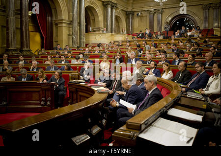 Barcellona, in Catalogna, Spagna. Decimo Nov, 2015. Il catalano parlamentari durante la discussione sull'investitura a Barcellona il 10 novembre, 2015. Catalogna il parlamento regionale di lunedì ha approvato un piano per l'indipendenza dalla Spagna, l' adozione di una risoluzione che dicono che potrebbe consentire la regione autonoma di separarsi dal 2017. © Jordi Boixareu/ZUMA filo/Alamy Live News Foto Stock