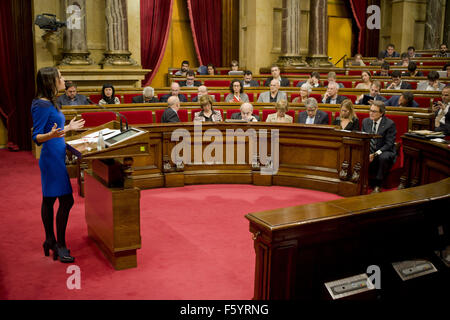 Barcellona, in Catalogna, Spagna. Decimo Nov, 2015. Ciudadanos leader e pro-unionista Ines Arrimadas indirizzi parlamentari durante la discussione sull'investitura a Barcellona il 10 novembre, 2015. Catalogna il parlamento regionale di lunedì ha approvato un piano per l'indipendenza dalla Spagna, l' adozione di una risoluzione che dicono che potrebbe consentire la regione autonoma di separarsi dal 2017. © Jordi Boixareu/ZUMA filo/Alamy Live News Foto Stock