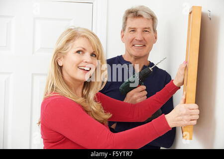 Coppia matura appeso cornice per foto a casa Foto Stock