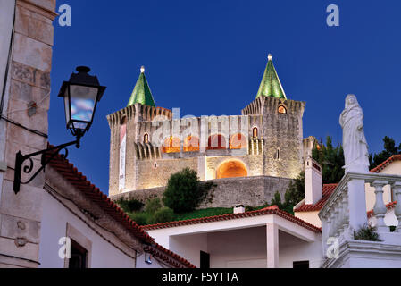 Portogallo: vista notturna del castello medievale di Porto de Mós Foto Stock