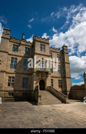 Il piccolo castello vista frontale con gradini che conducono la porta anteriore a Bolsover Castle, Derbyshire.