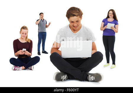 Studio shot di ragazzi che usano la tecnologia di comunicazione Foto Stock