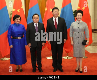 Pechino, Cina. Decimo Nov, 2015. Il presidente cinese Xi Jinping (seconda R) detiene una cerimonia di benvenuto per il presidente mongolo Elbegdorj Tsakhiagiin (2 L) prima della loro colloqui presso la Grande Sala del Popolo di Pechino, capitale della Cina, nov. 10. 2015. © Pang Xinglei/Xinhua/Alamy Live News Foto Stock