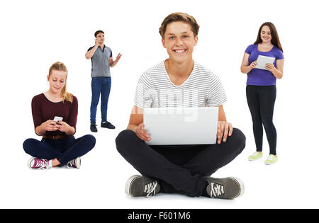 Studio shot di ragazzi che usano la tecnologia di comunicazione Foto Stock